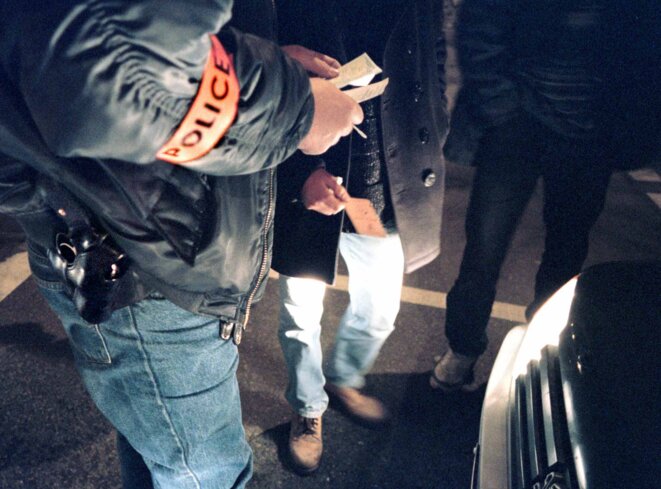 Un policier d'une brigade anticriminalité (Bac) effectue un contrôle d'identité lors d'une patrouille de nuit, 1998. © REUTERS/Philippe Wojazer Un policier d'une brigade anticriminalité (Bac) effectue un contrôle d'identité lors d'une patrouille de nuit, 1998. © REUTERS/Philippe Wojazer
